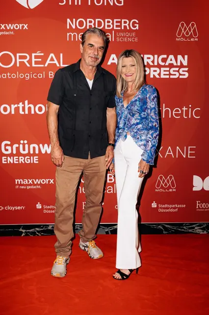 Hollywood-Schauspieler Chris Noth und Anna Karolina Heinrich (EU Agent &amp; Celebrity Personal Appearance Booking) vor der Charity-Gala der Umbrella Stiftung in Düsseldorf. | Foto: Mathis Wienand/Getty Images