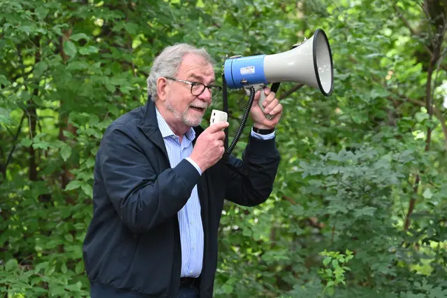 Bezirksbürgermeister Willi Lindenberg gibt das Startkommando
