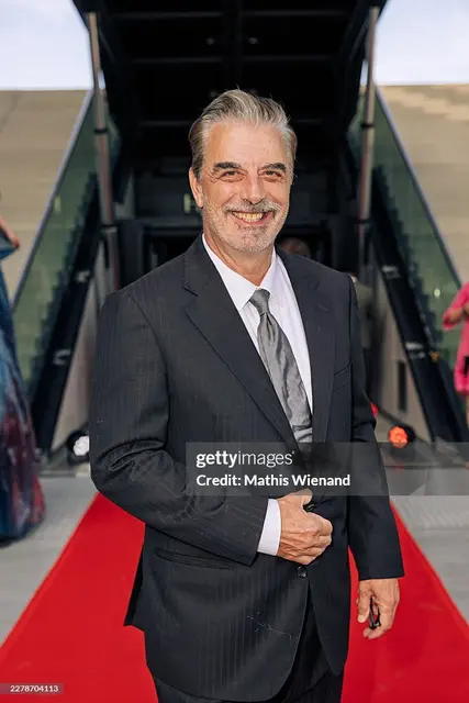 Chris Noth als Ehrengast auf dem roten Teppich der Charity-Gala der Umbrella Stiftung in Düsseldorf. | Foto: Mathis Wienand/Getty Images