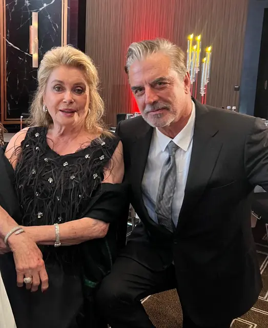 Catherine Deneuve und Chris Noth im Gespräch während der Charity-Gala. Beide Stars unterstützten die humanitären Projekte der Umbrella Stiftung. | Foto: Anna Karolina Heinrich