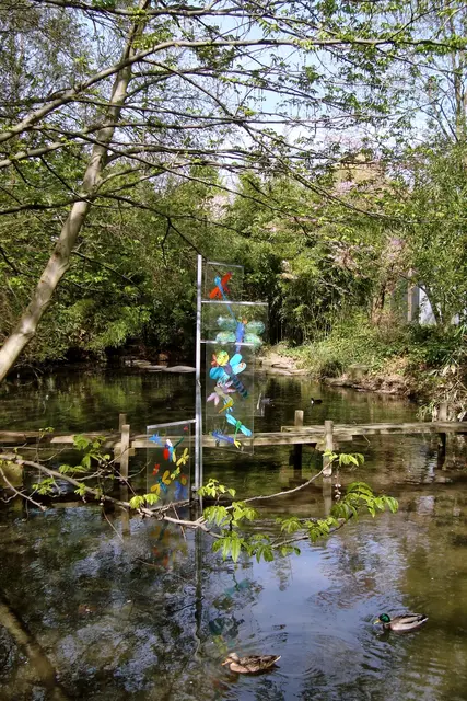 Bunte Libellen. Über der Düssel, die das Gelände umfließt, schweben auf transparenten Platten an Stahlrohrträgern bunte Libellen (Carlota Carbonell, 1997). | Foto: copyright Margot Klütsch