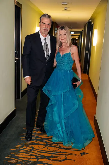 Hollywood-Schauspieler Chris Noth und Anna Karolina Heinrich (Eu Agent &amp; Celebrity Personal Appearance Booking) auf dem Weg zur Charity-Gala der Umbrella Stiftung in Düsseldorf. | Foto: Mathis Wienand/Getty Images
