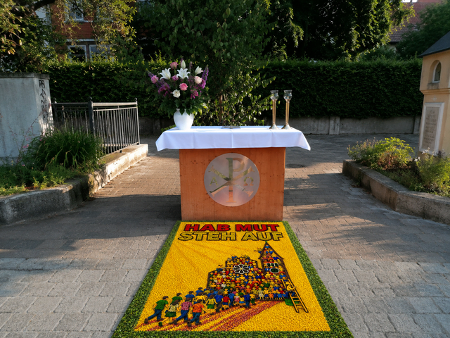 Zweiter Altar am Pilgerbrunnen in der Ludwigstraße. 
„hab Mut - Steh auf!“ stehtcsuf dem Teppich vorverlegt Altar.  | Foto: Pfarrei St. Jakobus maj.