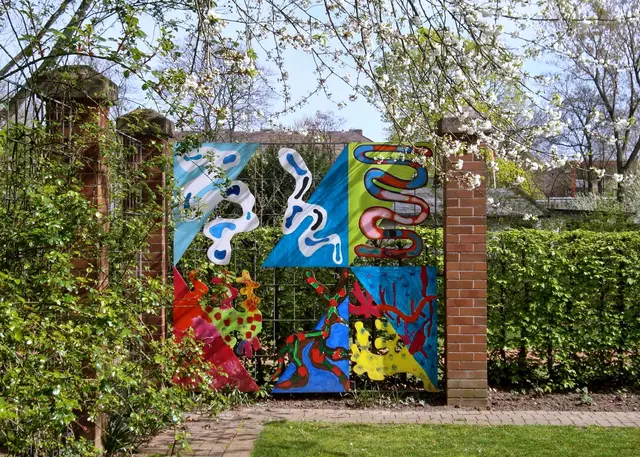 Die gemalten „Kunstpflanzen“ (Anke Berßelis 2012), ausgeschnittene und bemalte Holztafeln im Rechteck, greifen das Motiv des Paravents als Malerei auf (Anke Berßelis 2012).  | Foto: copyright Margot Klütsch