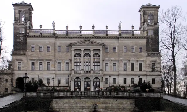 Schloss Albrechtsberg wurde 1850–1854 im Stil römischer Renaissancevillen für Prinz Albrecht von Preußen erbaut. Es gehört zu den repräsentativsten Bauwerken Dresdens und bietet heute Räume für Kongresse, Veranstaltungen und Führungen. Das Schloss liegt in einer weitläufigen Parkanlage mit Blick über die Elbe. Besucher können die Gärten erkunden oder an kulturellen Events teilnehmen, darunter die Dresdner Schlössernacht, die jährlich in den Parkanlagen der Elbschlösser stattfindet. 