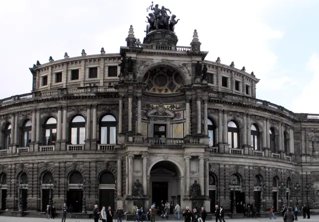 Die Semperoper Dresden ist eines der berühmtesten Opernhäuser Europas – ein architektonisches Meisterwerk von Gottfried Semper und Heimat der Sächsischen Staatsoper sowie der Staatskapelle Dresden. Sie gilt als eines der schönsten Opernhäuser der Welt und ist für ihre außergewöhnliche Akustik bekannt.
