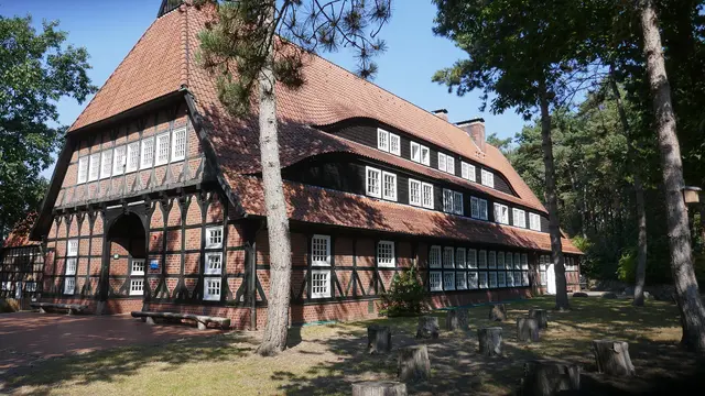 Der Jugendhof Sachsenhain in Verden (Aller) ist eine große evangelische Freizeit‑ und Bildungsstätte – zugleich liegt er auf einem Gelände mit einer sehr besonderen und belasteten Geschichte. Heute ist er ein Ort für Jugend‑, Familien‑ und Gemeindegruppen, früher jedoch Teil einer nationalsozialistischen Kultstätte.