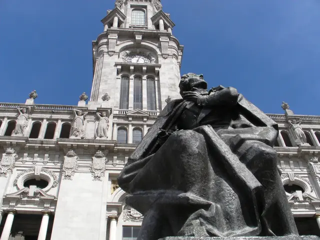 Das Rathaus Porto (Câmara Municipal do Porto) ist eines der markantesten Gebäude der Stadt und ein wichtiges Beispiel portugiesischer Verwaltungsarchitektur des 20. Jahrhunderts. Es steht am nördlichen Ende der Avenida dos Aliados, dem zentralen Boulevard Portos.
