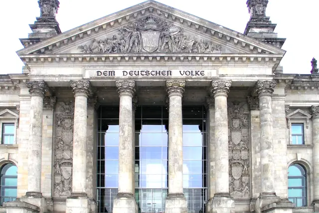Der Reichstag in Berlin ist eines der bedeutendsten politischen und historischen Gebäude Deutschlands. Er wurde zwischen 1884 und 1894 nach Plänen des Architekten Paul Wallot errichtet und ist heute der Sitz des Deutschen Bundestages.