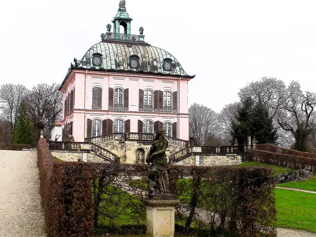 Das Fasanenschlösschen Moritzburg ist das kleinste Königsschloss Sachsens und eines der außergewöhnlichsten Rokoko-Bauwerke im Dresdner Umland. Es liegt idyllisch am Niederen Großteich in der historischen Fasanerie des Schlossparks Moritzburg und ist über eine Sichtachse direkt mit dem großen Barockschloss verbunden.