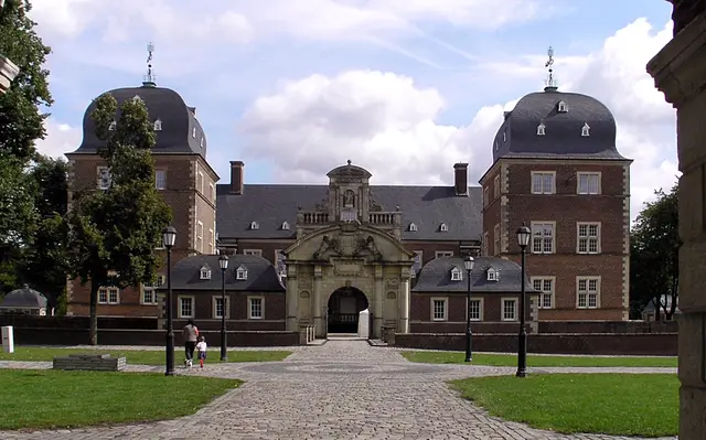 Schloss Ahaus ist ein barockes Wasserschloss im Zentrum der Stadt Ahaus und eines der bedeutendsten historischen Bauwerke im westlichen Münsterland. Es war über Jahrhunderte Sommerresidenz der Fürstbischöfe von Münster und ist heute ein kultureller Mittelpunkt mit Museen und Veranstaltungen.