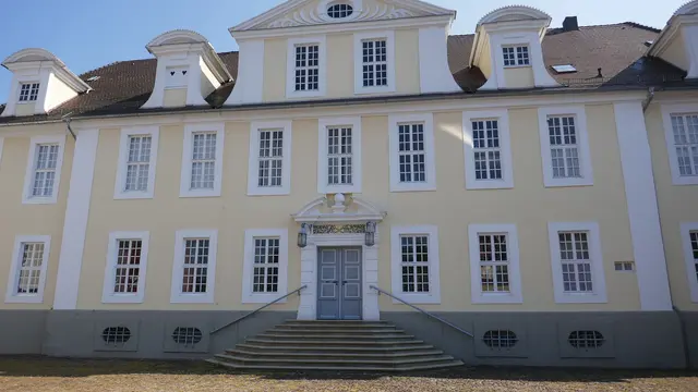 Schloss Veckerhagen, auch Habich’s Schloss oder Jagdschloss Veckerhagen genannt, ist ein barockes Wasserschloss im Ortsteil Veckerhagen der Gemeinde Reinhardshagen (Landkreis Kassel). Es liegt direkt an der Weser und gehört zu den markantesten historischen Anlagen im südlichen Weserbergland.