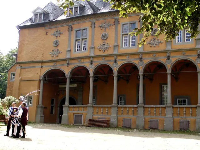 Schloss Rheydt in Mönchengladbach ist die einzige vollständig erhaltene Renaissance‑Schlossanlage am Niederrhein und eines der bedeutendsten Baudenkmäler der Region. Die Anlage besteht aus Herrenhaus, Vorburg, Torburg, Kasematten und einem weitläufigen Park mit Wassergräben. 