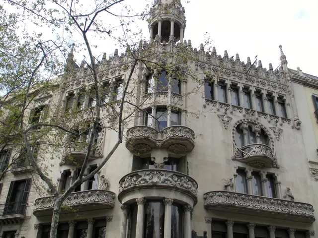Die Casa Lleó Morera in Barcelona ist eines der elegantesten Beispiele des katalanischen Modernisme und gehört – zusammen mit der Casa Batlló und der Casa Amatller – zur berühmten „Manzana de la Discordia“ am Passeig de Gràcia. Sie wurde von Lluís Domènech i Montaner entworfen und 1906 fertiggestellt. 
