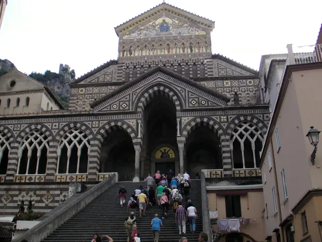 Der Dom von Amalfi – offiziell Cattedrale di Sant’Andrea – ist eines der eindrucksvollsten Bauwerke an der Amalfiküste. Er vereint über 1.000 Jahre Baugeschichte, mehrere Stilrichtungen und die Reliquien des Apostels Andreas.