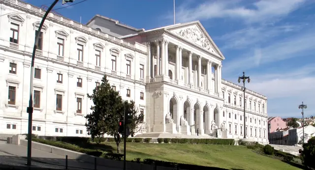Der Palácio de São Bento in Lissabon ist der Sitz des portugiesischen Parlaments und eines der bedeutendsten politischen Bauwerke Portugals. Er befindet sich im Stadtteil Estrela und wurde ursprünglich als Benediktinerkloster im Jahr 1598 errichtet.