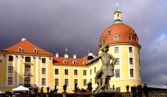 Schloss Moritzburg ist eines der berühmtesten Barockschlösser Deutschlands und liegt in der Gemeinde Moritzburg bei Dresden. Es wurde ursprünglich als Jagdschloss der sächsischen Kurfürsten errichtet und später unter August dem Starken zu einer prachtvollen Vierflügelanlage ausgebaut. Das Schloss ist zudem weltbekannt als Drehort des Märchenfilms „Drei Haselnüsse für Aschenbrödel“