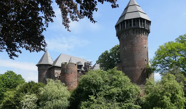 Burg Linn in Krefeld ist eine der ältesten und am besten erhaltenen Wasserburgen am Niederrhein und bildet zusammen mit dem Jagdschloss und dem Archäologischen Museum Krefeld den Museumsverbund Museum Burg Linn. Die Anlage ist ein beliebtes Ausflugsziel und verbindet Mittelalter‑Atmosphäre, Museumsbesuche und Parklandschaft.
