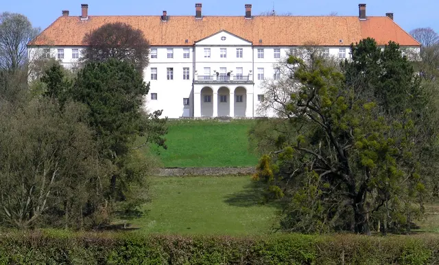 Schloss Cappenberg liegt im Ortsteil Cappenberg auf einem 30 m hohen Bergsporn über der Lippeniederung und zählt zu den wichtigsten barocken Kloster‑ und Schlossanlagen Westfalens. 