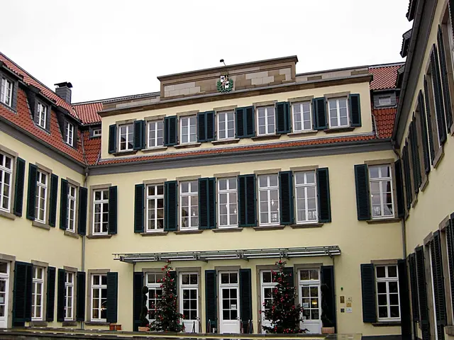 Schloss Berge in Gelsenkirchen‑Buer ist ein barockes Wasserschloss mit Wurzeln bis ins 13. Jahrhundert. Heute ist es eines der beliebtesten Ausflugsziele im nördlichen Ruhrgebiet – mit Schloss, großem Park, Berger See, Biergarten und Restaurant/Hotel.