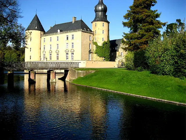 Schloss Gemen in Borken‑Gemen ist eines der bedeutendsten und ältesten Wasserschlösser Westfalens. Die Anlage geht auf eine über 900 Jahre alte Wasserburg zurück und steht auf zwei Inseln, die von einem weit verzweigten Gräftensystem umgeben sind. Heute wird sie als Jugendburg Gemen vom Bistum Münster genutzt.