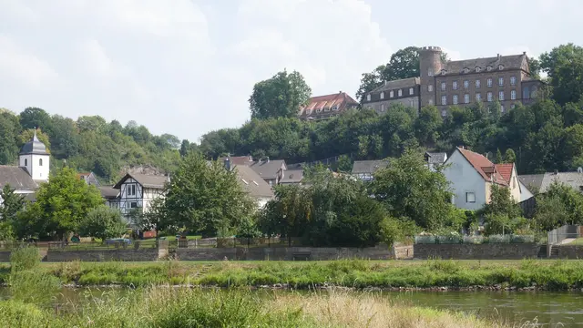 Schloss Herstelle ist ein ehemaliges Benediktinerinnenkloster und liegt oberhalb der Weser im Ort Herstelle (Stadt Beverungen, Kreis Höxter). Die Anlage ist bekannt für ihre ruhige Lage, ihre spirituelle Tradition und ihre beeindruckende Architektur.
