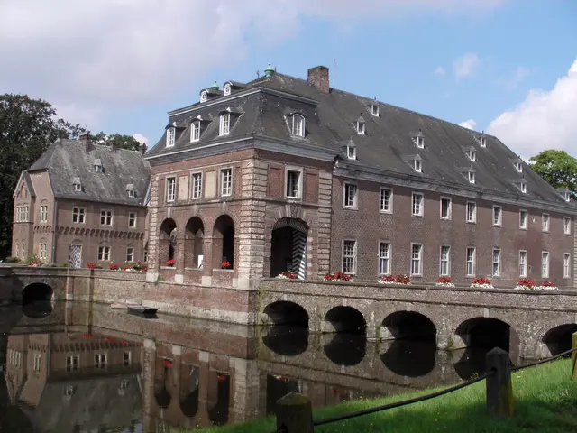 Schloss Wissen ist ein mittelalterliches Wasserschloss, das seit über 500 Jahren im Besitz der Familie von Loë ist und zu den bedeutendsten Adelssitzen am Niederrhein zählt. 