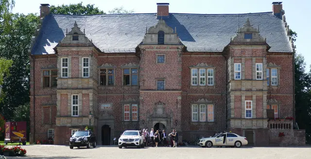 Der Erbhof Thedinghausen ist eines der bedeutendsten Bauwerke der Weserrenaissance in Niedersachsen und ein kulturhistorisches Zentrum der Gemeinde Thedinghausen. Er wurde 1619–1624 vom Bremer Erzbischof Johann Friedrich für seine Geliebte Gertrud von Hermeling-Heimbruch errichtet und gilt heute als herausragendes Beispiel norddeutscher Renaissancearchitektur.