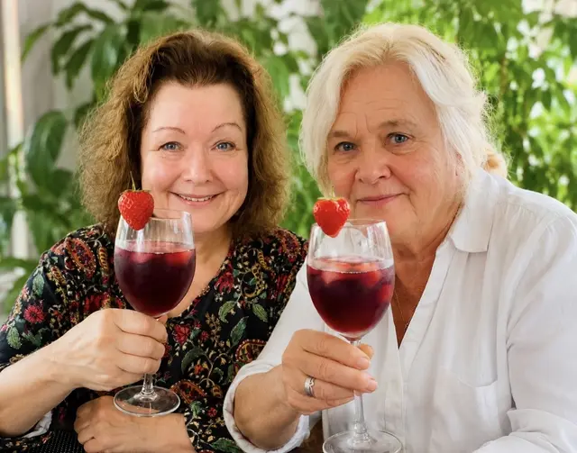 Wir trinken auf alle lieben Menschen hier… und auf unser Wohl und Wiedersehen!