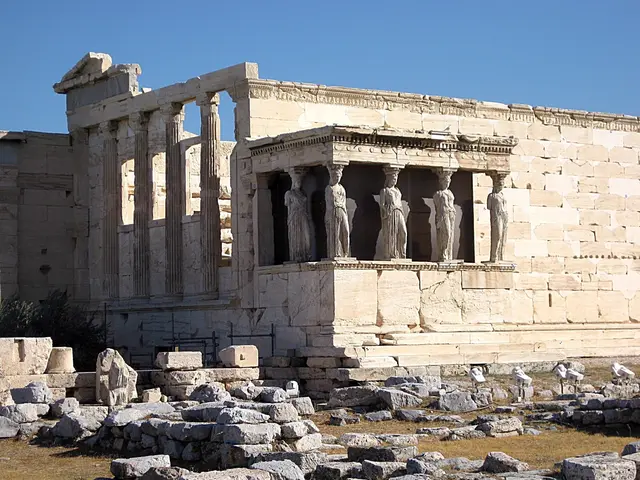 Das Erechtheion auf der Akropolis in Athen ist einer der bedeutendsten Tempel des klassischen Griechenlands. Es wurde zwischen 421 und 406 v. Chr. im ionischen Baustil errichtet und ist besonders für seine berühmte Korenhalle mit den Karyatiden bekannt. 