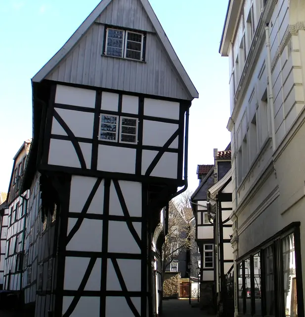 Das Bügeleisenhaus in Hattingen ist eines der markantesten Fachwerkhäuser im Ruhrgebiet und ein wichtiges Kulturdenkmal der Hattinger Altstadt. Es stammt aus dem frühen 17. Jahrhundert und verdankt seinen Namen seiner trapezförmigen, bügeleisenartigen Grundform.