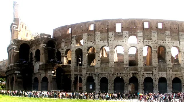 Das Kolosseum in Rom (auch Flavisches Amphitheater) ist das berühmteste antike Bauwerk Italiens und eines der bekanntesten Wahrzeichen der Welt. Es wurde zwischen 70 und 80 n. Chr. unter den Kaisern Vespasian, Titus und Domitian erbaut und bot Platz für 50.000–80.000 Zuschauer.
