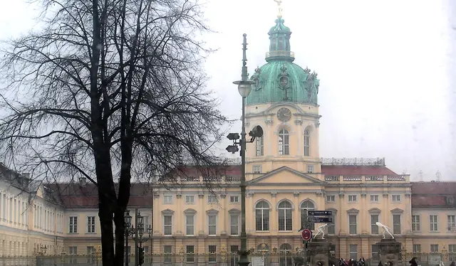 Schloss Charlottenburg in Berlin ist die größte und bedeutendste Schlossanlage der preußischen Könige und eine der wichtigsten Sehenswürdigkeiten der Hauptstadt. Es wurde 1695–1791 in mehreren Bauphasen errichtet und vereint Barock, Rokoko und Klassizismus. Heute ist es ein Museum und wird von der Stiftung Preußische Schlösser und Gärten verwaltet.