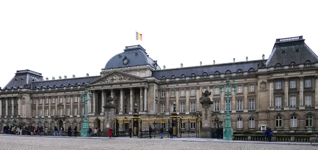 Der Königliche Palast von Brüssel (Palais Royal / Koninklijk Paleis) ist das offizielle Arbeitspalais des belgischen Königs und eines der bedeutendsten neoklassizistischen Gebäude der Stadt. Er liegt direkt am Parc de Bruxelles.