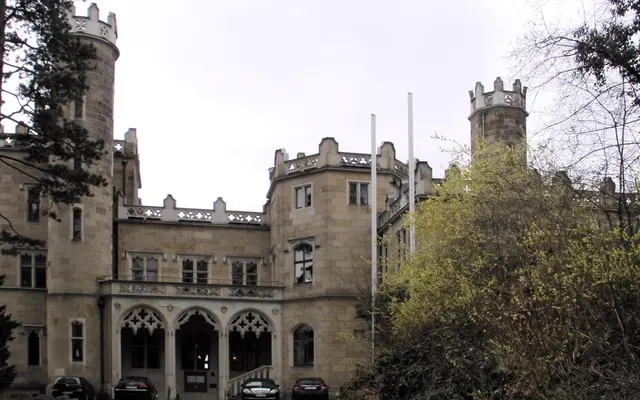 Schloss Eckberg ist eines der drei berühmten Elbschlösser in Dresden und zählt zu den schönsten neugotischen Schlossanlagen Deutschlands. Heute wird es als 4‑Sterne‑Hotel und Restaurant betrieben und liegt spektakulär über der Elbe im Stadtteil Loschwitz.