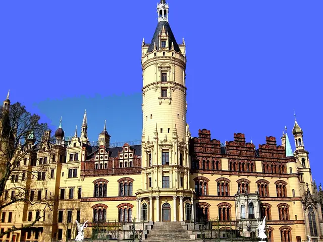 Schloss Schwerin vereint Renaissance‑, Barock‑ und Neorenaissance‑Elemente. Seine heutige Gestalt entstand vor allem im 19. Jahrhundert unter Großherzog Friedrich Franz II., inspiriert von französischen Vorbildern wie Schloss Chambord 