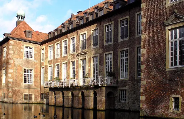 Schloss Velen ist ein mittelalterliches Wasserschloss im westlichen Münsterland und gilt als eines der schönsten „Märchenschlösser“ der Region. Es liegt zentral im Ortskern von Velen und prägt das Stadtbild seit Jahrhunderten.