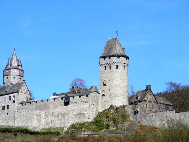 Burg Altena ist eine der schönsten und am besten erhaltenen Höhenburgen Deutschlands und ein zentrales Wahrzeichen des Märkischen Sauerlandes. Sie thront hoch über dem Lennetal und verbindet mittelalterliche Geschichte mit modernen Erlebniselementen wie dem Erlebnisaufzug.
