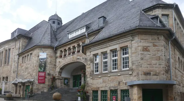 Das Historische Bürgerhaus Langenberg in Velbert‑Langenberg ist ein eindrucksvolles Kultur- und Veranstaltungsgebäude mit über 100‑jähriger Geschichte. Es gilt als Wahrzeichen des Stadtteils und wurde 2016 nach einer umfassenden Sanierung wiedereröffnet. 