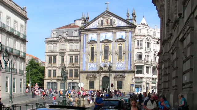 Die Kirche der Congregados in Porto – offiziell Igreja de Santo António dos Congregados – ist eine der markantesten Kirchen im Zentrum Portos. Sie liegt direkt an der Praça de Almeida Garrett, unmittelbar gegenüber dem Bahnhof São Bento, und ist vor allem für ihre blau‑weißen Azulejo‑Fassaden bekannt.