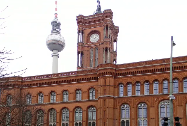 Das Rote Rathaus Berlin ist das historische Rathaus der Hauptstadt und der Amtssitz des Regierenden Bürgermeisters sowie der Senatskanzlei. Es steht in Berlin‑Mitte, Rathausstraße 15, und ist eines der markantesten Wahrzeichen der Stadt. Seine Bezeichnung verdankt es der roten Klinkerfassade. 