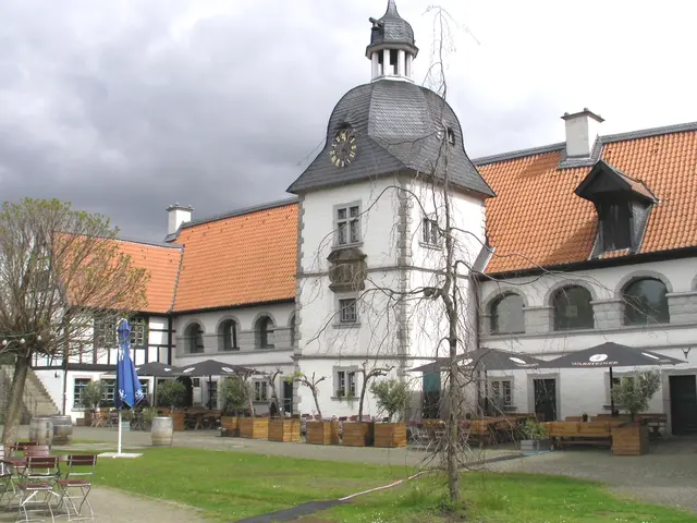 Wasserschloss Haus Rodenberg in Dortmund‑Aplerbeck ist ein über 700 Jahre alter Adelssitz, der aus einer mittelalterlichen Wasserburg hervorging und heute ein beliebtes Ausflugsziel, Kulturort und Trauort der Stadt Dortmund ist. Die Anlage liegt direkt an der Emscher und ist von einem frei zugänglichen Park umgeben.