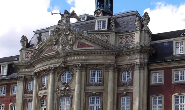 Das Fürstbischöfliche Schloss Münster ist die ehemalige Residenz der Fürstbischöfe von Münster und eines der bedeutendsten barocken Bauwerke Westfalens. Heute dient es als Hauptgebäude der Westfälischen Wilhelms-Universität Münster.