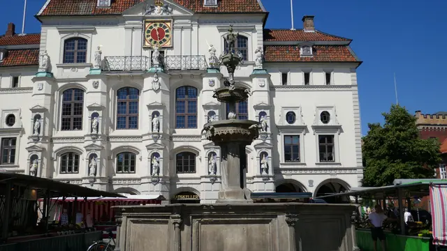 Das Rathaus Lüneburg ist eines der bedeutendsten mittelalterlichen Rathäuser Norddeutschlands und eines der prächtigsten historischen Gebäude der Hansestadt. Es vereint 800 Jahre Baugeschichte, mehrere Architekturstile und eine außergewöhnlich reiche Innenausstattung.