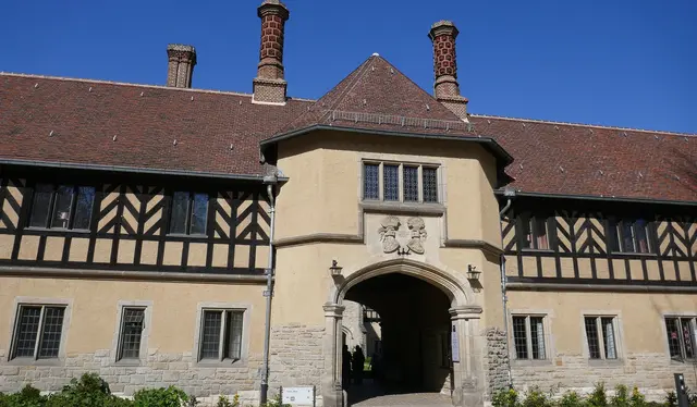 Schloss Cecilienhof in Potsdam ist der letzte Schlossbau der Hohenzollern und weltberühmt als Tagungsort der Potsdamer Konferenz (17. Juli – 2. August 1945), bei der Churchill, Truman und Stalin über die Neuordnung Europas nach dem Zweiten Weltkrieg entschieden. Das Schloss wurde 1913–1917 im englischen Tudorstil errichtet und liegt im Neuen Garten am Jungfernsee.
