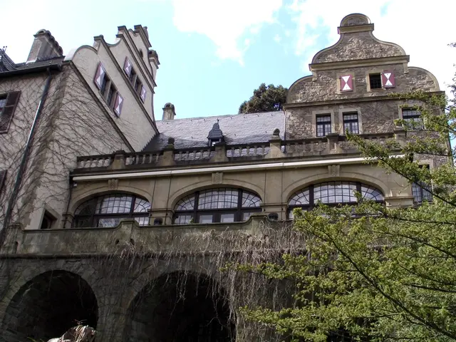 
Schloss Landsberg in Ratingen ist eine historische Schlossanlage aus dem späten 13. Jahrhundert, die heute vor allem durch ihre Lage im Ruhrtal, ihren markanten Bergfried und ihre Verbindung zur Familie Thyssen bekannt ist. Die Anlage entwickelte sich aus einer mittelalterlichen Höhenburg und wurde 1903 vom Industriellen August Thyssen zu einem repräsentativen Wohnsitz im Stil des Historismus umgebaut. Seit 1992 dient sie als Seminar‑ und Tagungsstätte der thyssenkrupp AG. 