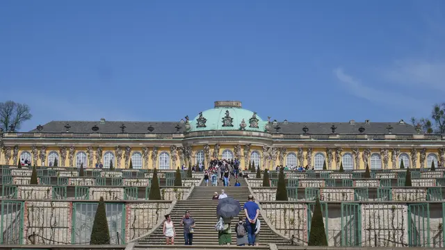 Schloss Sanssouci in Potsdam ist das berühmteste Rokoko‑Schloss Deutschlands und die persönliche Sommerresidenz Friedrichs des Großen. Es wurde 1745–1747 nach seinen eigenen Vorstellungen von Georg Wenzeslaus von Knobelsdorff erbaut und gilt als Hauptwerk des friderizianischen Rokoko.