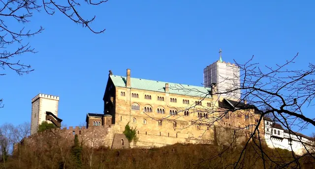 Die Wartburg ist eine der berühmtesten Burgen Deutschlands – fast 1000 Jahre alt, hoch über Eisenach gelegen und seit 1999 UNESCO‑Weltkulturerbe. Sie gilt als Nationaldenkmal, weil sich hier zentrale Ereignisse deutscher Geschichte abgespielt haben.