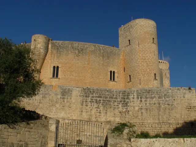 Das Castell de Bellver ist eine einzigartige, kreisförmige Burg aus dem 14. Jahrhundert auf einem Hügel westlich von Palma. Sie bietet fantastische Ausblicke über die Stadt, den Hafen und die Tramuntana‑Berge. Die Burg steht auf einem 112 m hohen Hügel in einem Pinienwald, ca. 3 km vom Stadtzentrum entfernt.