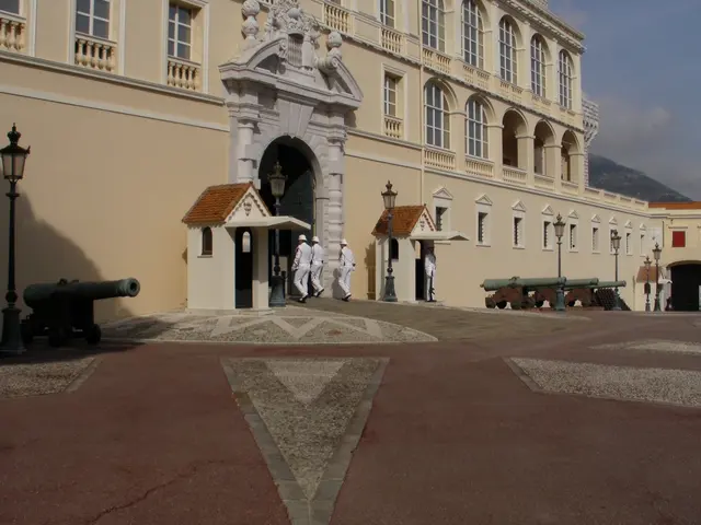 Der Fürstenpalast von Monaco (Palais Princier de Monaco) ist die offizielle Residenz der Fürstenfamilie Grimaldi und eines der wichtigsten historischen Wahrzeichen des Stadtstaats. Er liegt spektakulär auf dem Felsen Le Rocher über dem Mittelmeer und vereint Architektur aus Mittelalter, Renaissance und Barock. 